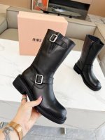 顶级版本 Miumiu缪缪2024Vs秋冬最新走秀爆款系列 今年最值得入手的靴子 没有之一！超多网红明星上脚 。Miumiu今年秋冬确实泰酷辣，采用进口小牛皮，