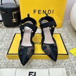 出厂 Fendi 芬迪毛拖走秀主推系列，新品上线，芬具桌脚设计灵感改创于今年秀场的主推系列鞋履 当季新品跟鞋，众所周知，鞋子永远设计为高级感满满的，高端大气上档