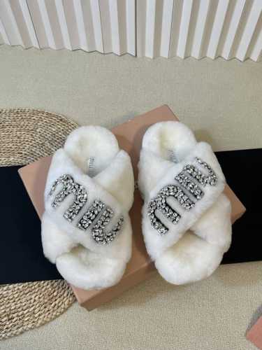 出厂 Miumiu 缪缪23新款 钻扣毛拖 高品质闭眼入！加厚真毛踩上去更加柔软舒服，采用进口皮毛一体羊羔毛 施华洛世奇水钻扣 巨闪 原版高密度发泡底 Size
