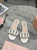 MiuMiu谬谬2025春夏新款镶钻一字拖鞋可甜可盐的喵喵女孩 简约设计的鞋面给这款凉拖增添不少少女心。原版 1：1开发，各大明星 网红的热爱款 ，亲肤柔软夏季