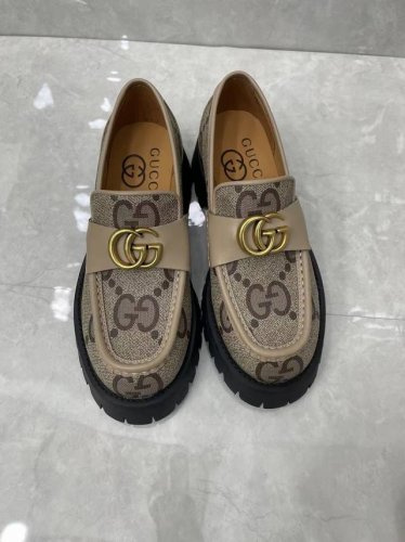 Gucci 最新最火爆的双G扣英伦学院风复古厚底乐福鞋各地专柜纷纷卖断货的一款 最近厚底单鞋都很火爆 就是因为好显瘦 搭配G家标志性的铜制扣 后跟部分3D电脑刺