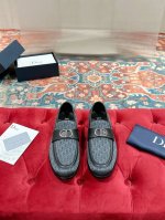 DIOR 迪奥 男士商务休闲皮鞋源自经典款式的设计，在100％确保穿着舒适度的同时，柔软的马皮革表面处理工艺带来一份天然和淡淡的古旧质感。低调不失奢华。整双皮靴