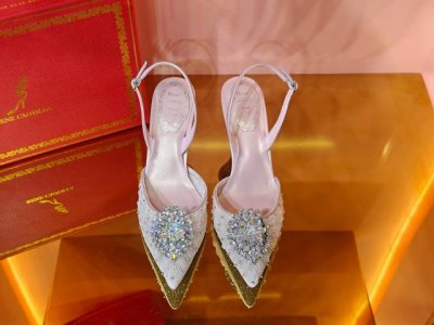 2芮妮乔薇拉 Barbara系列，原版1:1开模，尖头后空新款大钻扣串珠细高跟婚鞋女士凉鞋，细闪的水钻装点于精致的鞋身，手工刺绣搭配璀璨水钻，如星光绚丽动人，打