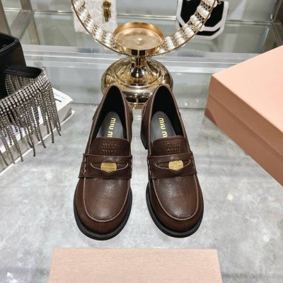 出厂 25春款miumiu新出的高跟钱币乐福鞋值得推荐！面料复古风格.高度非常合适5Cm女孩子们太喜欢了上脚美翻了 还特别显高 显腿长 怎么穿不累脚 怎么搭配都