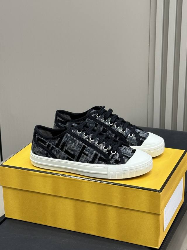 顶级品质P340 fendi 25 情侣款老花布鞋新品 夏天就是要穿随性的帆布鞋，好搭又舒适 老花加持、高级感拉满 情侣Size 35-45