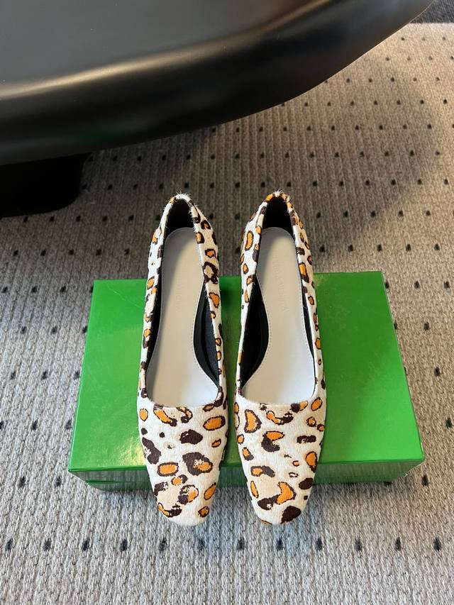 顶级品质P430 bottega Venet*葆蝶家 25Ss猫跟马毛单鞋 bv是当今时尚圈翻身最成功的品牌，除了包款卖翻天外，葆蝶家的鞋履也不容忽视！小贾斯汀