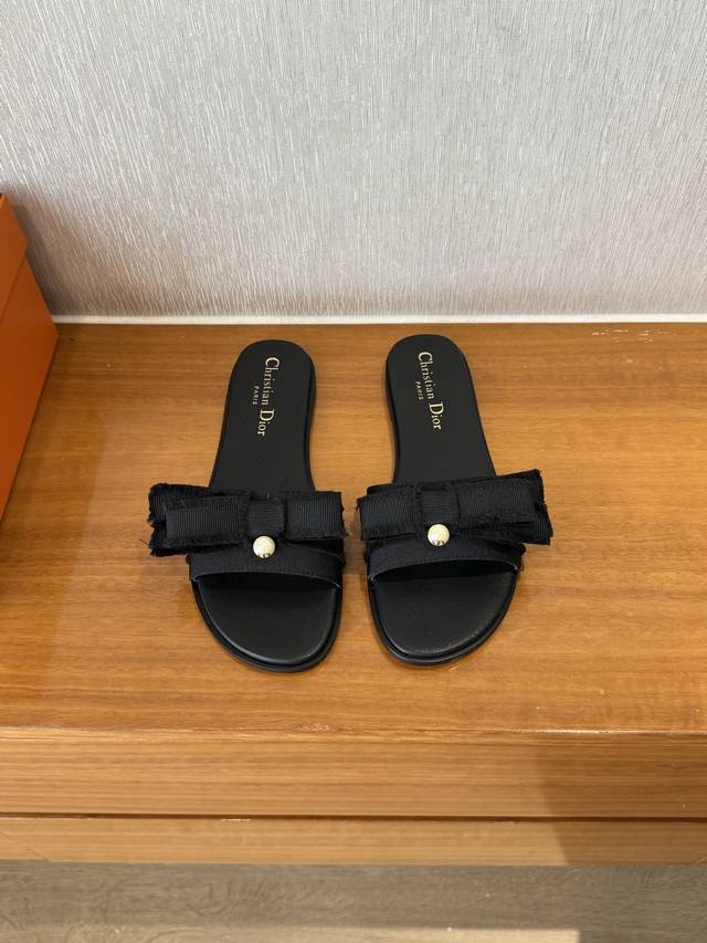 顶级品质P400 dior Ss25 New Arrival～ 迪奥春夏新款平底拖鞋 cd倾情呈献 Adiorable高跟鞋系列 罗缎流苏蝴蝶结珍珠鞋面尽显时尚