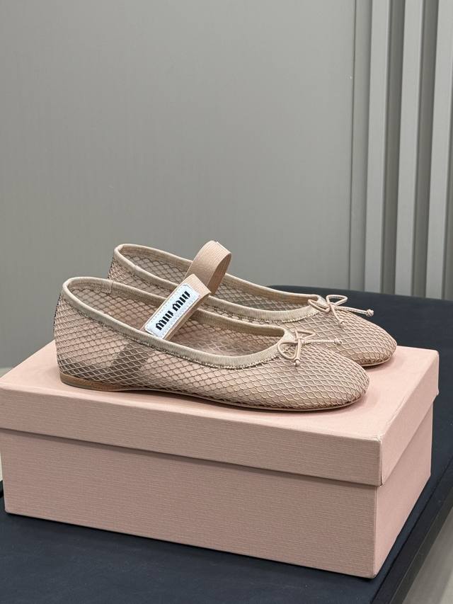 顶级品质P330 miumiu Ss25 New Arrival～ miu 25春夏渔网芭蕾舞鞋新品 经典鞋型，不同材质和细节工艺，呈现不同韵味，鞋底意大利进口