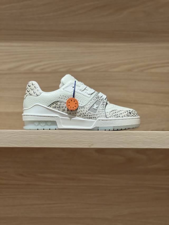 专注好品质——顶级出品 鳄鱼纹闪灰实拍——代购级Trainer 24Fw新色 原版精准Cp！鞋型无限接近，精细工艺出品 一如既往地好货出炉！原版材料定制！面料原