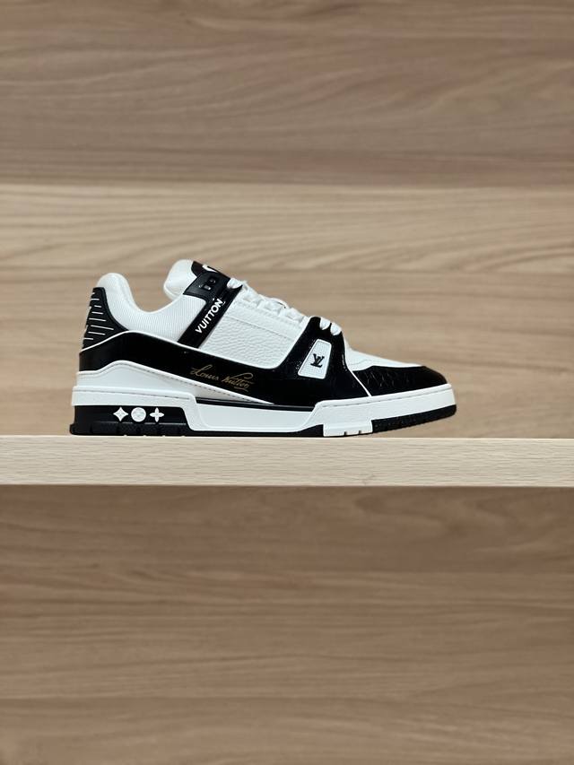 专注好品质——顶级出品 鳄鱼纹黑色实拍——代购级Trainer 24Fw新色 原版精准Cp！鞋型无限接近，精细工艺出品 一如既往地好货出炉！原版材料定制！面料原