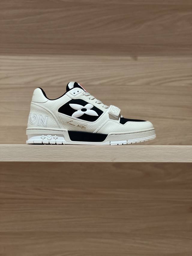 专注好品质——顶级出品 四叶草黑白实拍—— Lv Trainer 魔术扣情侣款 莞式大厂出品！无限接近好货播报！ 全面升级柜柜最新的鞋型，材料，工艺细化，大底重
