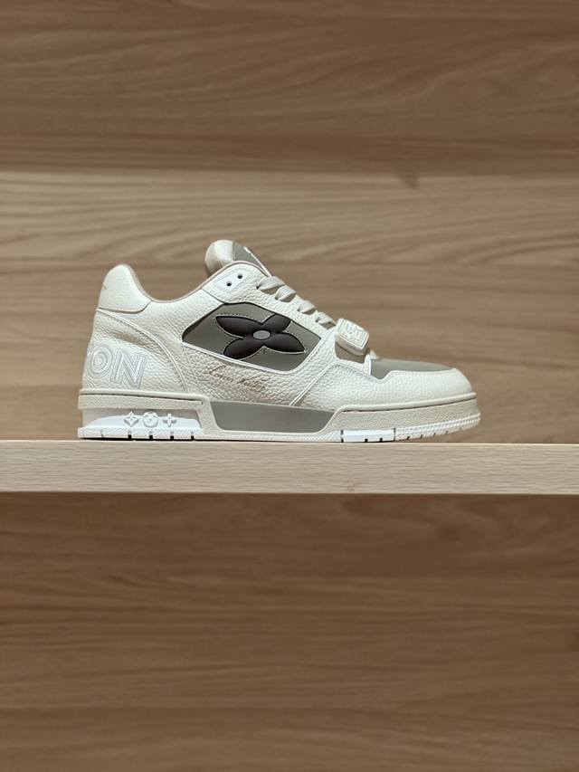 专注好品质——顶级出品 四叶草灰白实拍—— Lv Trainer 魔术扣情侣款 莞式大厂出品！无限接近好货播报！ 全面升级柜柜最新的鞋型，材料，工艺细化，大底重