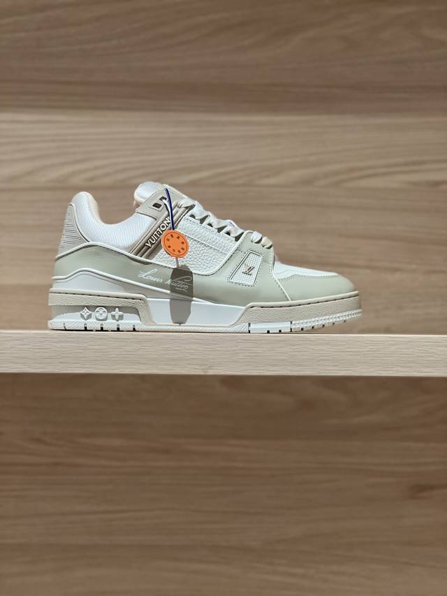 专注好品质——顶级出品 奶茶灰实拍——代购级Trainer 24Fw新色 原版精准Cp！鞋型无限接近，精细工艺出品 一如既往地好货出炉！原版材料定制！面料原版牛