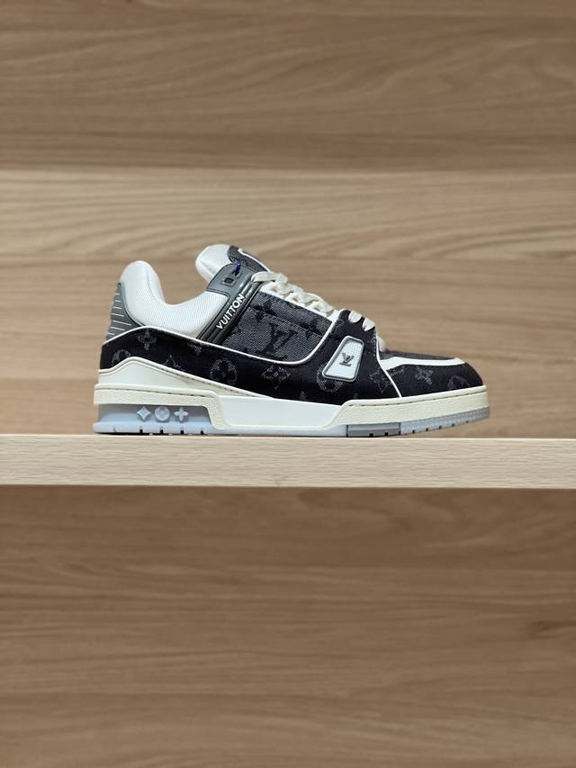 专注好品质——顶级出品 灰黑拼色实拍——代购级Trainer 24Fw新色 原版精准Cp！鞋型无限接近，精细工艺出品 一如既往地好货出炉！原版材料定制！面料原版