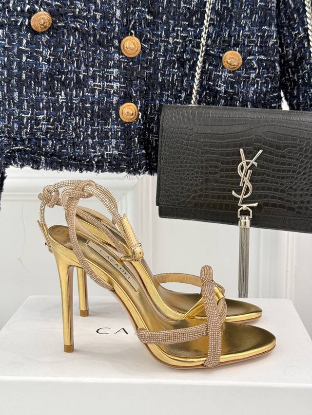 厂价350 casadei/卡桑帝25Wf春夏新品 水钻高跟凉鞋 哪个女人能拒绝如此美艳的高跟鞋 高跟搭配闪耀的水钻 高级又性感！ 无论日常出行还是宴会邀约 它