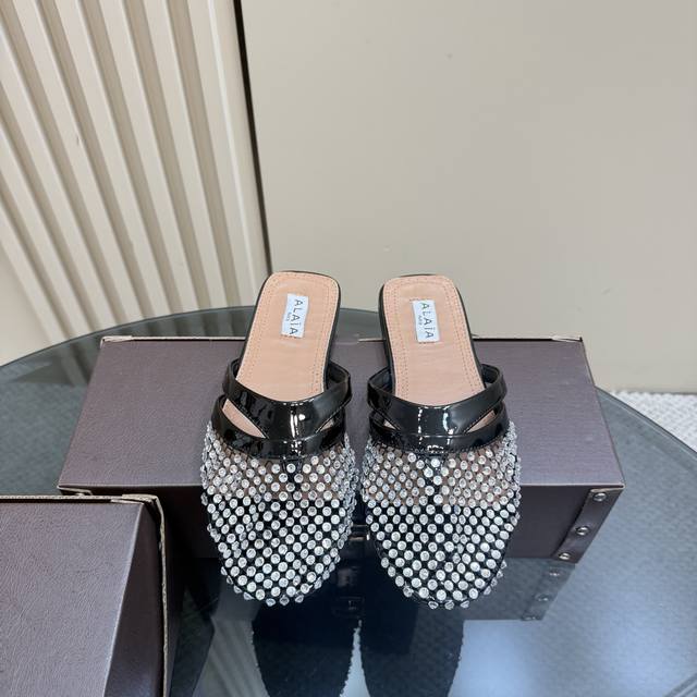 390 alaia 渔网人字拖系列新品 火爆单品，时下流行审美。不过应该就今年吧，这牌子过了今年应该没戏，所以趁着有热度，赶紧时髦一把！ size 35-41