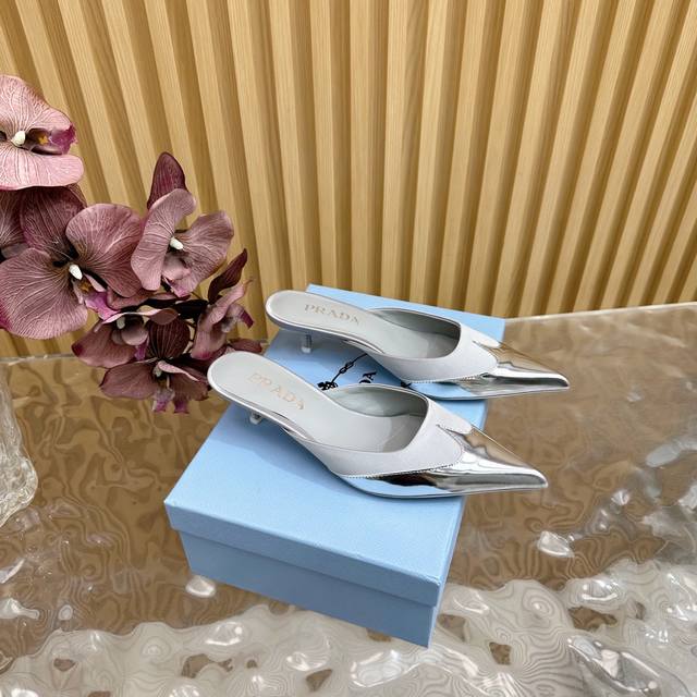 高版本 | Prada 225 新品 专柜新款玛丽珍凉鞋/单鞋 系列上新 ——————————配飞机盒400 鞋面：原版定制羊皮 内里：特定混种羊皮内里 大底：