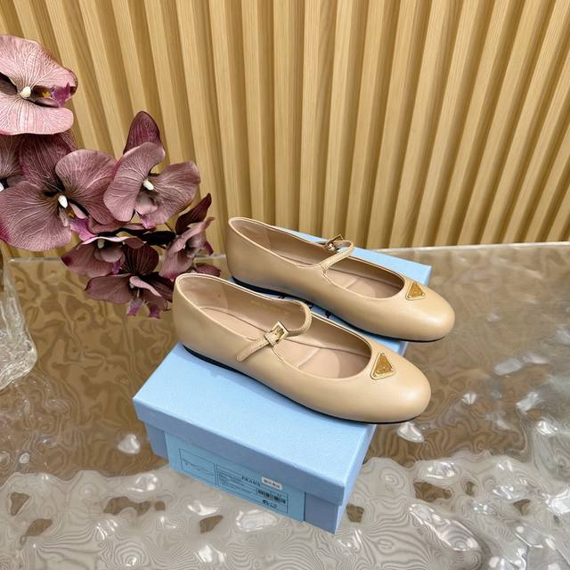 高版本 | Prada 225 新品 专柜新款玛丽珍凉鞋/单鞋 系列上新 ——————————配飞机盒390 鞋面：原版定制漆皮/羊皮 内里：特定混种羊皮内里