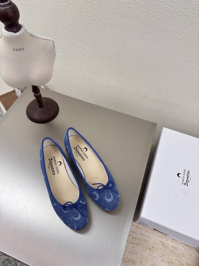 月神降临360元 repetto X Marine Serre|联名合作 中跟蓝色洗水牛仔Repetto 携手 Marine Serre 将法式优雅的律动与传统