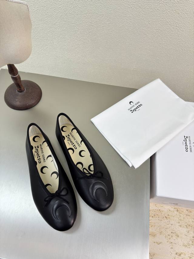 月神降临 360元 Repetto X Marine Serre|联名合作 Repetto 携手 Marine Serre 将法式优雅的律动与传统现代的融合，构