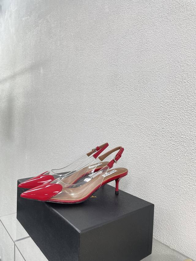 胶片 后空中跟凉鞋 6.5Cm Alaia 胶片凉鞋来自巴黎 一见倾心 桃心 P380 红色 阿莱娅还有另外性感的一面 配上不同款式，不同风格都能轻松驾驭，无论