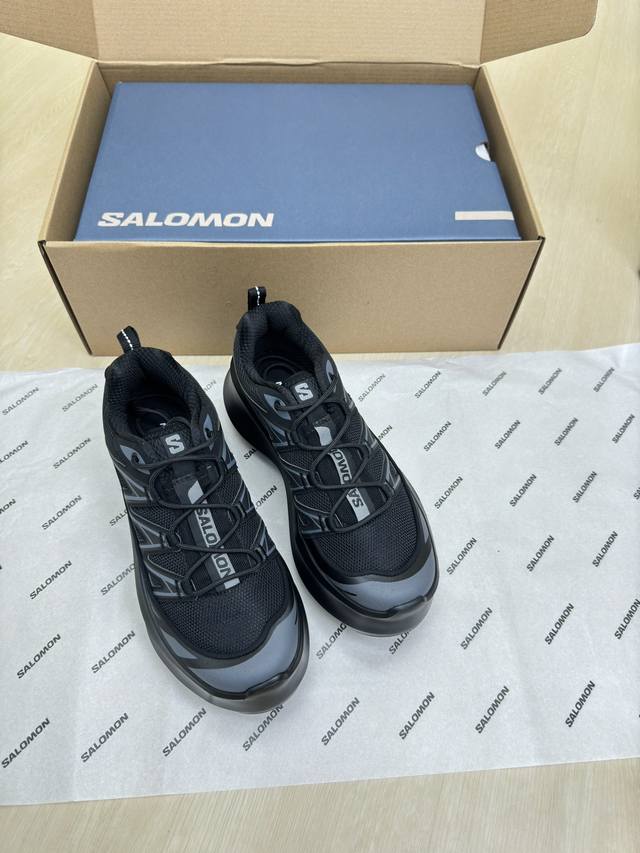 salomon 390 cdg X Salomon厚底休闲运动鞋萨洛蒙 联名款Xt-6 系列 联名鞋款依旧是黑白简约配色，鞋身上的品牌字样也体现出极简主义的设计