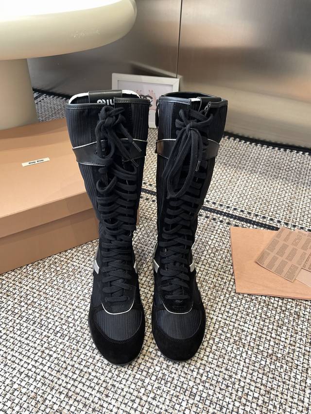 高帮 420新配色 Miu Miu 25Ss 春夏新款走秀Miumiu 德训 休闲靴 秀场工艺来自Miu Miu系列的细节特写 新季的潮流要素一 与此刻挚爱的概