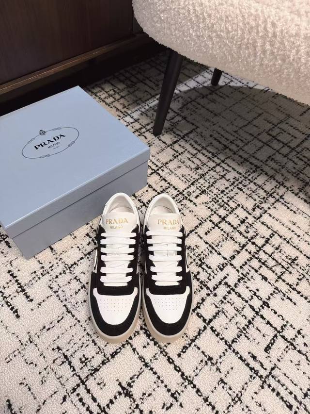 代购级390 prada 25Ss 普拉达走秀休闲爆款！ 走秀款 复古感时髦满满 随意百搭 时尚休闲 独到味道 人人都爱也轻松驾驭 每年都会爆.足以征服你，穿上