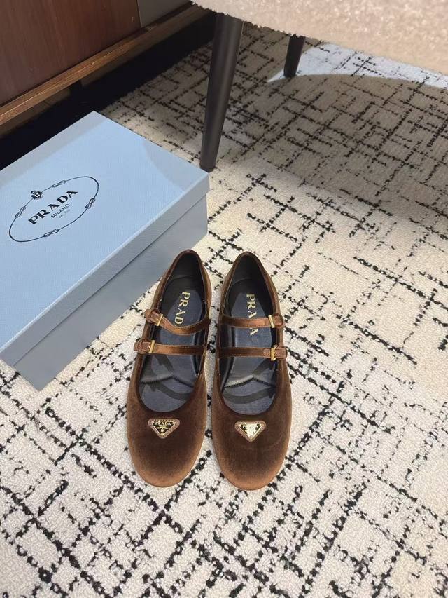 工厂P 330 prada 25Ss 普拉达秋冬新品 实力来袭 玛丽珍单鞋 芭蕾舞鞋 超级爆系列爆品，各大网红明星乔欣，程潇，同款圆头三角扣（玛丽珍单鞋）！ 时