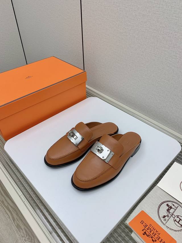 出厂430（高版本） Hermes 新品 吊炸全网的超大 Kelly扣系列，真的让人很难不爱，浮夸的 Kelly 扣放着突兀，穿上时尚感超强。英伦学院风酷飒性格