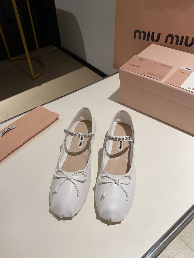 出厂价350Miu Miu芭蕾舞平底单鞋 2024春夏 全新超美芭蕾鞋原版一比一开发 时尚淑女气质脚背弹力象劲上脚非常方便 鞋面:进口灯芯绒 垫脚/内里:进口羊