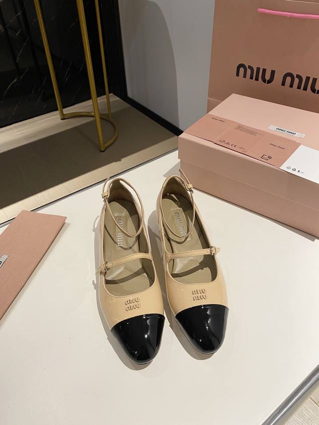 出厂价皮的P350。Miumiu 缪缪2024早春款，升级工艺打造精品，双色拼接超级百搭 经典时尚款 对脚型没那么纤瘦，对高脚背的妹子更友好了鞋面：进口牛漆皮