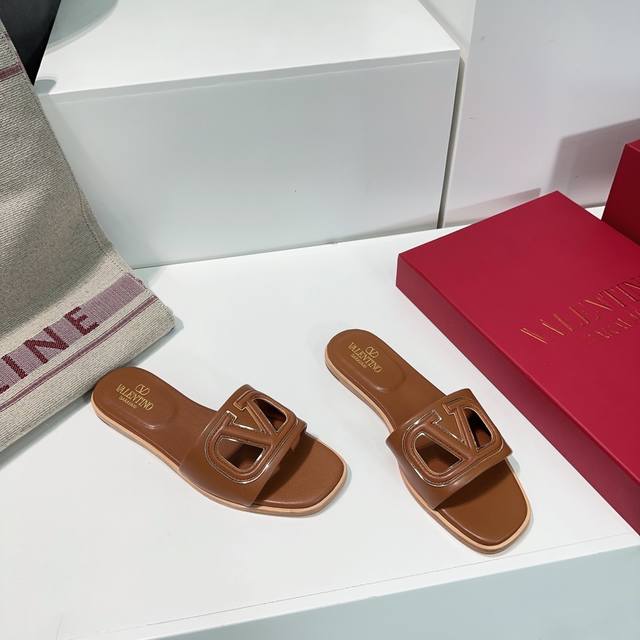 高品质出厂340！顶级品质Valentino 华伦天奴24春夏新品V扣平底拖鞋！新款限定 官网同步 时装周新款 小红书推荐种草 独特风格！简约精美,大方优雅！这