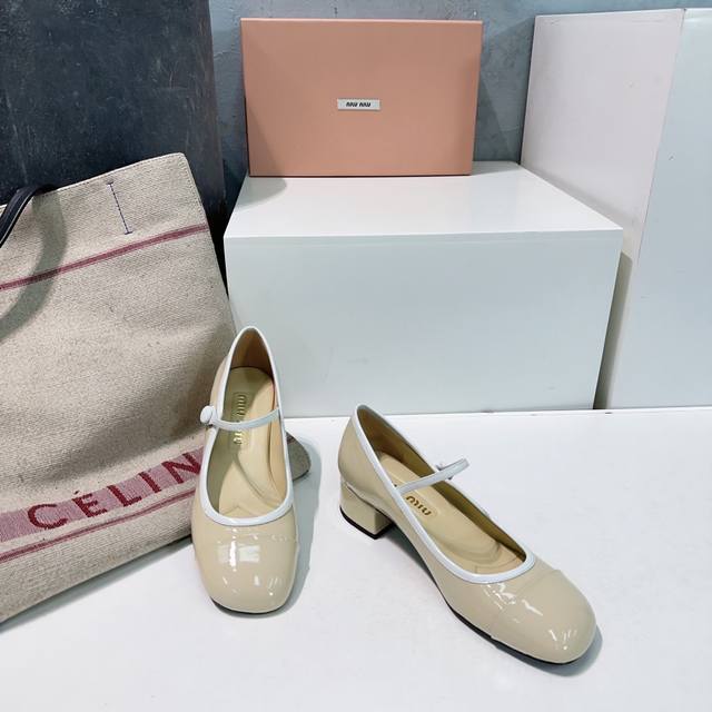 高品质出厂360！顶级品质Miumiu缪缪25春夏走秀新款New Arrival～拼色粗跟圆头玛丽珍珍珠扣带单鞋！ 光泽牛漆皮鞋面一字带，金属Miu缪Logo饰