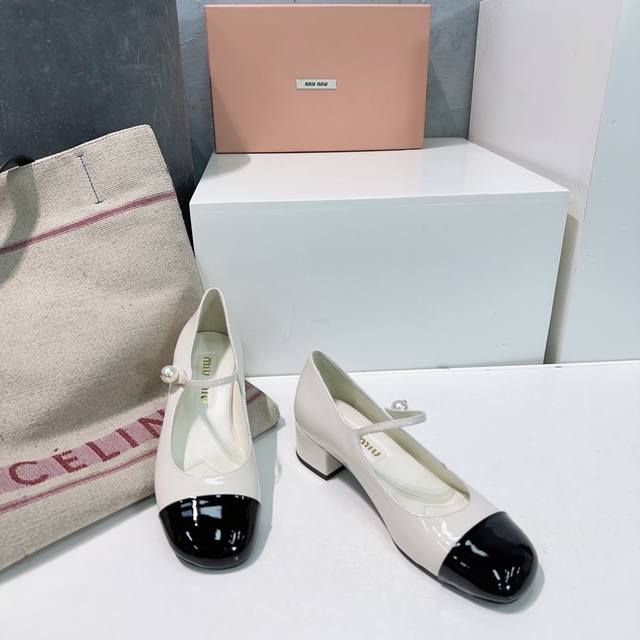 高品质出厂360！顶级品质Miumiu缪缪25春夏走秀新款New Arrival～粗跟圆头玛丽珍珍珠扣带单鞋！ 光泽牛漆皮鞋面一字带，金属Miu缪Logo饰以点