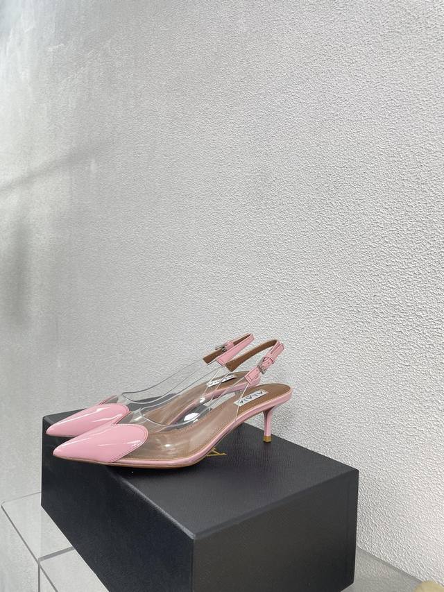 胶片 后空中跟凉鞋 6.5Cm Alaia 胶片凉鞋来自巴黎 一见倾心 桃心 P380 粉色 阿莱娅还有另外性感的一面 配上不同款式，不同风格都能轻松驾驭，无论