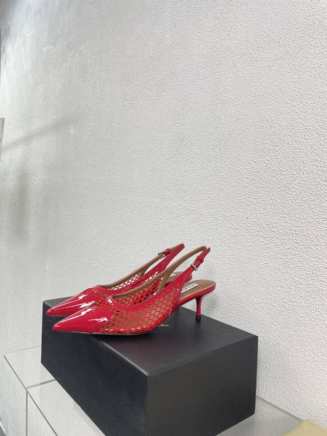 网孔材质 后空中跟凉鞋 6.5Cm Alaia 胶片凉鞋来自巴黎 一见倾心 红色桃心 P380 阿莱娅还有另外性感的一面 配上不同款式，不同风格都能轻松驾驭，无