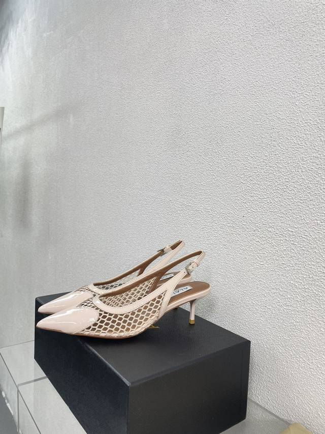 网孔材质 后空中跟凉鞋 6.5Cm Alaia 胶片凉鞋来自巴黎 一见倾心 杏粉色桃心 P380 阿莱娅还有另外性感的一面 配上不同款式，不同风格都能轻松驾驭，