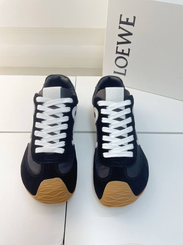 loewe 2025 ｜ 早春新款复古高帮鞋 2025早春 Ballet Runner2.0运动鞋 不对称鞋头造型，作为Loewe原版Ballet Runner