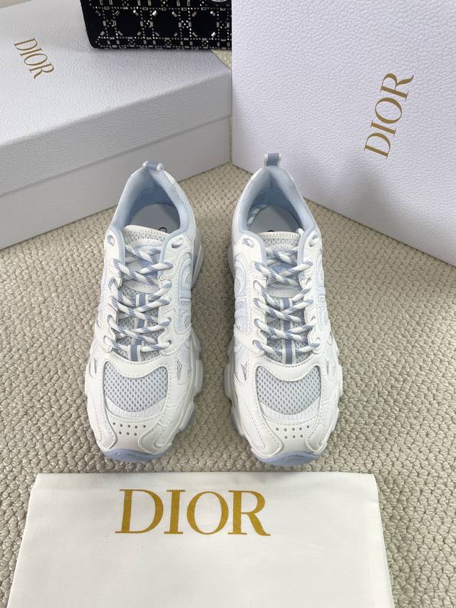 # 迪奥 Dior Chrono新款休闲运动鞋跑鞋老爹鞋，最新色，真的酷毙了，未来感十足真的好飒！再次演绎了迪奥酷时尚的理念，幸运星为你加持好运，全新的Eva鞋