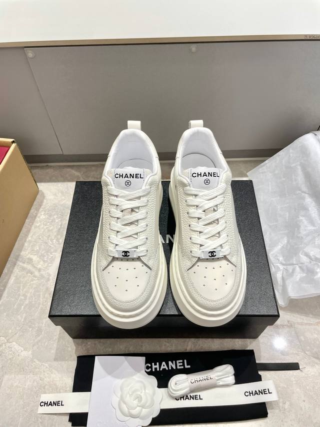 出P380 Chanel25K熊猫拼色休闲鞋 网红明星同款 专柜最新走秀主打系列上 一比一原版排列搭配 这款百搭的板鞋 看似平平无奇 上脚后属实好搭 酷毙了 后