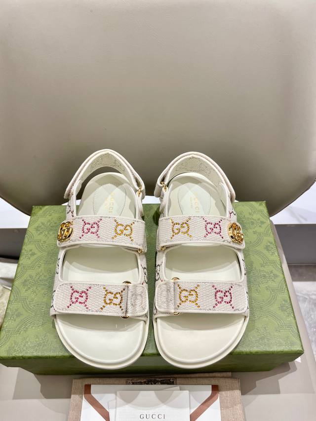 出P400 Gucci 25新款沙滩凉鞋 一起期待夏天 沉溺在Gucci丹宁牛仔的颜值里。这款平底凉鞋采用魔术粘带设计，现代感十足且充满运动气息，带来全天候舒适