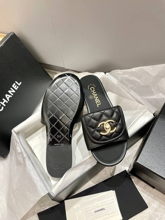 出P340 Chanel 小香 25Ss 春夏新品度假 羊皮 懒人拖 小香的一款全新设计 鞋面毛线纯手工编织搭配双C五金装饰 简约百搭上脚超级美的 怎么看都超美