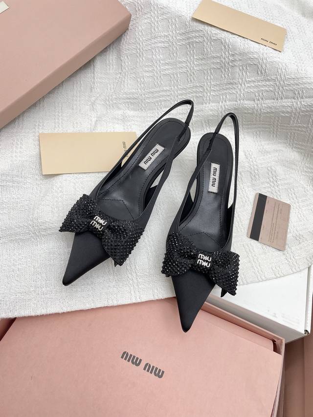 390(长期做货)代购级Miu*Miu金典系列小猫跟蝴蝶结后空凉鞋 烫钻Logo蝴蝶结更加美，超级耐看 可盐可甜，百搭单品！小仙女必入款 ￣￣￣￣￣￣￣￣￣￣￣