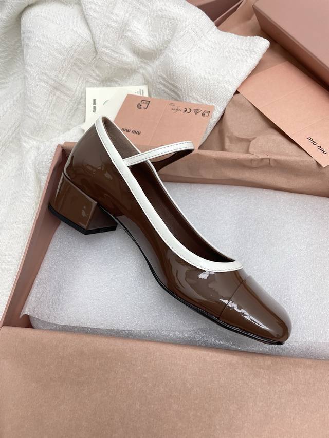 390顶级版本代购级Miu Miu 24Ss 秋冬系列走秀款 玛丽珍单鞋 鞋型圆润秀气，-点也不笨重，上脚超级舒服，5Cm的跟高非常显腿细，脚宽的女生也不怕哦