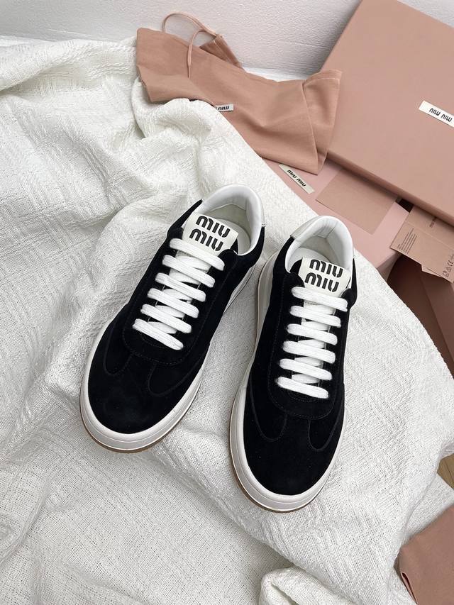 380顶级版本Miumiu缪缪家早春最新走秀款 休闲运动鞋 国内外博主刷爆的一款，小红书种草系列，复古又时髦上脚美炸了 简约的运动板鞋设计，极具辨识度的鞋舌，打