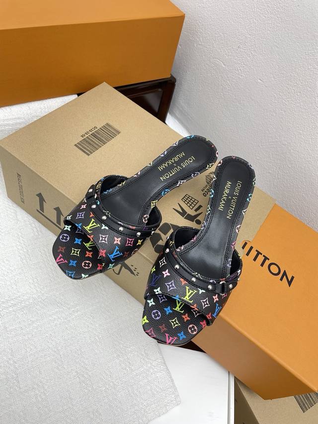 370代购级 Louis Vuitton Ss24 New Arrival～Lv 路易威登2025春夏新品平底拖鞋 今年单宁牛仔色搭配棕色皮质，也太出彩了！ 刚
