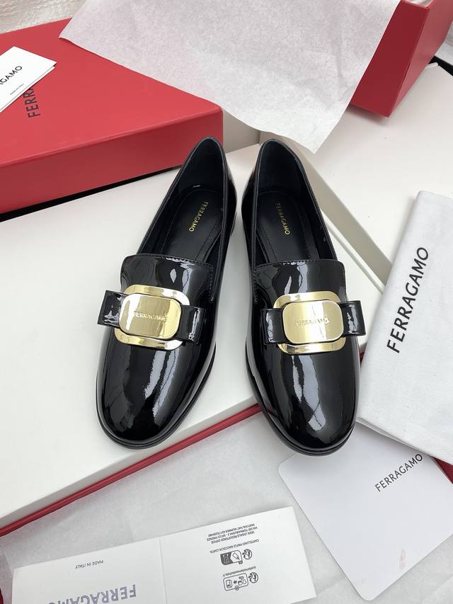 420张钧甯同款乐福鞋代购级Ferraga*O菲拉*慕新版Vara蝴蝶结软漆皮乐福鞋！ 它的材质超级柔软，采用高质量的软漆 皮制作，触感细腻，穿在脚上仿佛有云朵