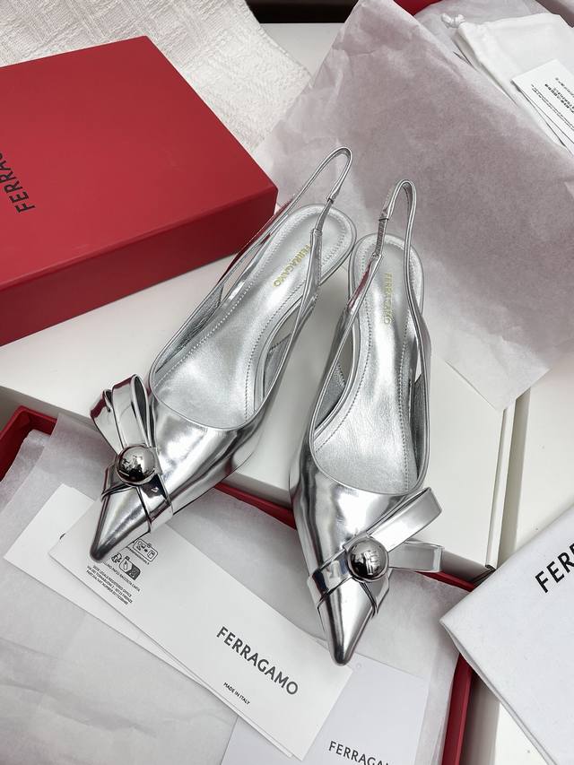 420代购级Ferraga*O菲拉*慕新版Vara蝴蝶结软漆皮后空凉鞋 它的材质超级柔软，采用高质量的软漆 皮制作，触感细腻，穿在脚上仿佛有云朵般的舒适感。而且