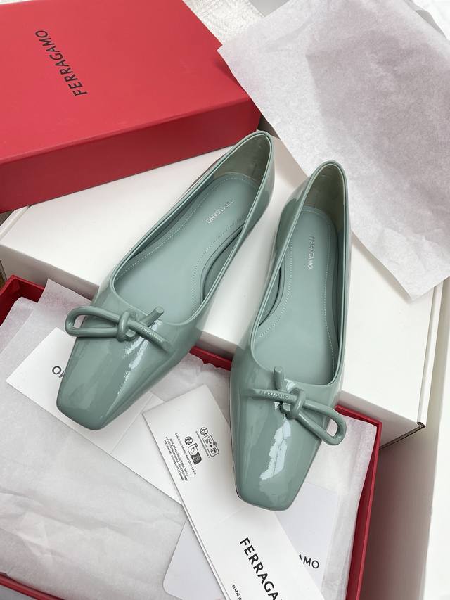 420代购级Ferraga*O菲拉*慕新版Vara蝴蝶结软漆皮平底小方头单鞋 它的材质超级柔软，采用高质量的软漆 皮制作，触感细腻，穿在脚上仿佛有云朵般的舒适感